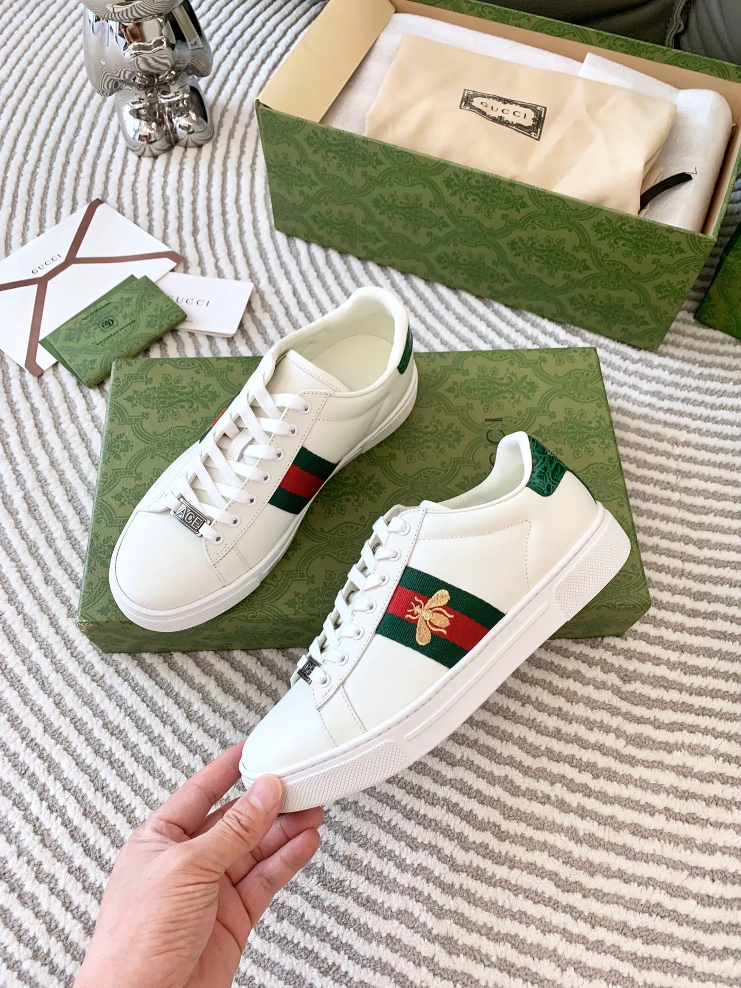 👟👟Ex-factory price 540👟👟 Men's size +10 Top version: Gucci G family classic Ace series Embroidery Little Bee White Shoes Couple Style Ribbon Love Casual Sports Shoes Sneakers Original Purchase Development Production This brand's classic low-top sports shoes interweave golden embroidered bees with red and green webbing. The bee is a classic element of the brand. It appeared in the Gucci ready-to-wear series in the 1970s. Exquisite packaging at the delivery counter🛍📦 ▪️Fabrics: Original custom imported first-layer cowhide ▪️Foots: Original custom cowhide lining ▪️Sole: Original open-molded rubber non-slip material ▪️Sole thickness: 2.5CM ▪️Size: Women's 34-41 (customized 34/41) ▪️Size: Men's 38-46 (38/46 customized)
